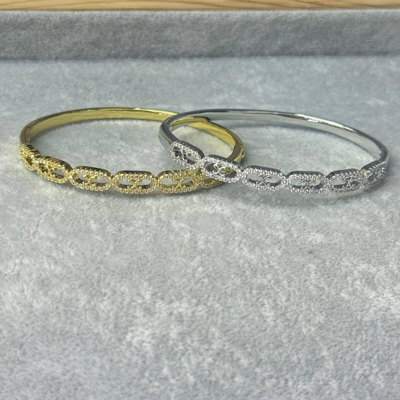 *Bangle ❤️‍🔥*
good quality 💯
With black boxes 📦 
20 dhs💓
With normal boxes 🗃️ 
And paper bag🛍️
30 dhs💓

Zain216
♥️♥️♥️