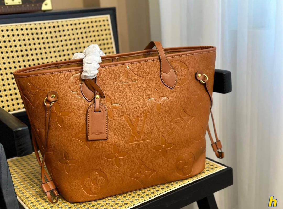 LV 
100 dhs✅
with box
size 43×6×28cm

Zain42
♥️♥️♥️