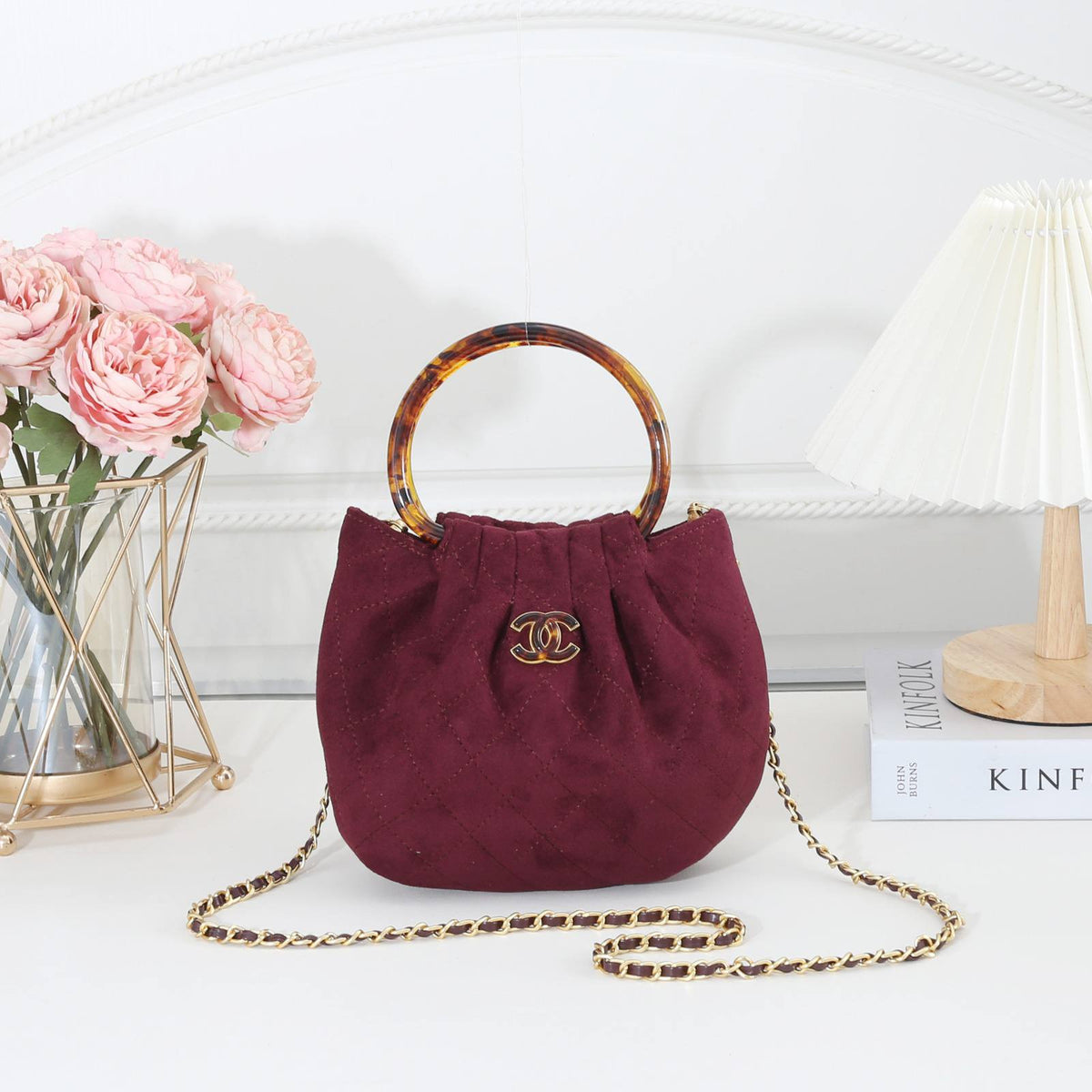 CHANEL

best quality 
with box


95 dhs🇦🇪🇦🇪
size20CM

Zain290
♥️♥️♥️
