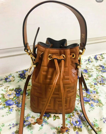Fendi
good quality, 

comes with box, 🎁🎁🎁

size... 13*20 cm 
85 dhs💓

Zain12
♥️♥️♥️