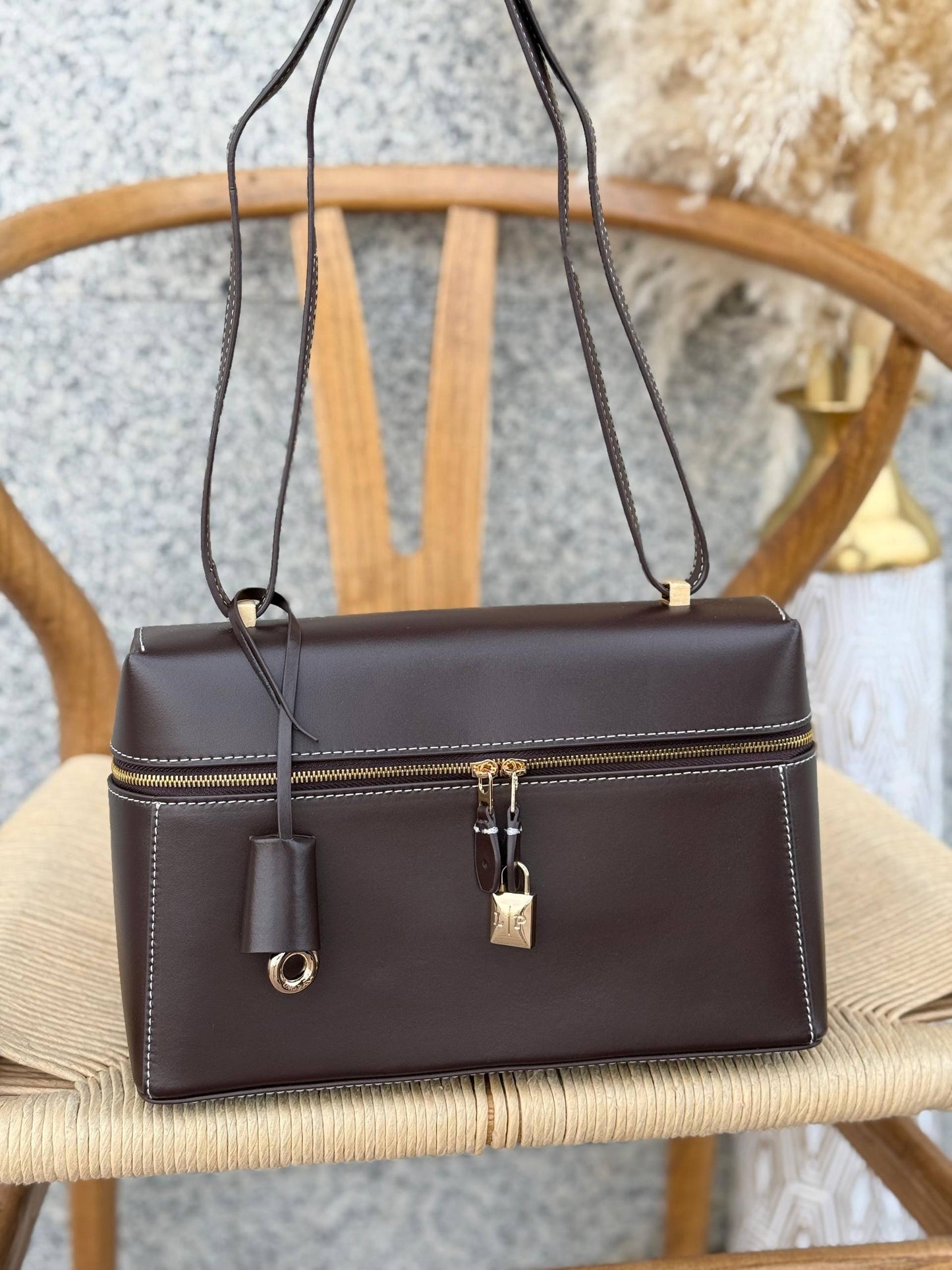 Available again✨✨✨
MISS DIOR
22cm
280 dhs🪙🌨️
Top quality 
With box🎁

Zain167
♥️♥️♥️