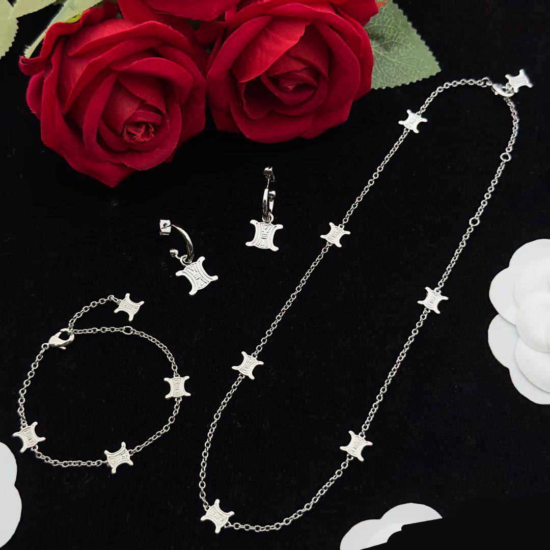 CELINE SET ✅*
Necklace 🍁
Bracelet ✨
Earring 🌸
Master quality 💯
With normal boxes 🗃️ 
130 dhs✅
With master box 📦 
140 dhs✅

Zain216
♥️♥️♥️