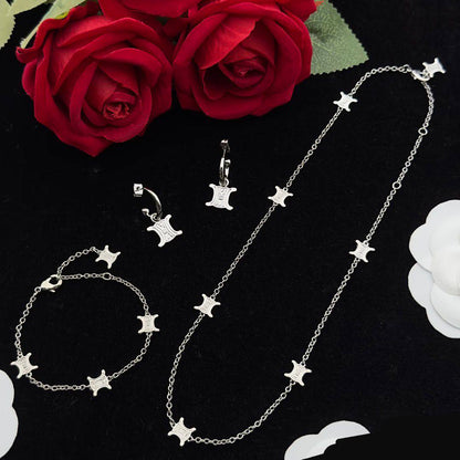 CELINE SET ✅*
Necklace 🍁
Bracelet ✨
Earring 🌸
Master quality 💯
With normal boxes 🗃️ 
130 dhs✅
With master box 📦 
140 dhs✅

Zain216
♥️♥️♥️