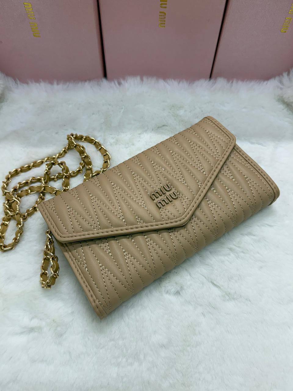 NEW CAME 
MIU MIU BAG
GOOD QUALITY 
45 dhs❣️

WITHBOX
🎁🎁🎁

SIZE- 20*12*3

Zain40
♥️♥️♥️