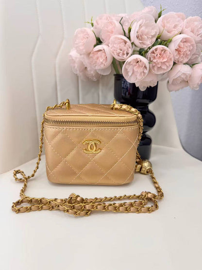 CHANEL

best quality 
with box

95 dhs🇦🇪🇦🇪🇦🇪
size12CM

Zain290
♥️♥️♥️