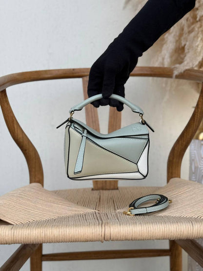 LOEWE

18cm

340 dhs🪙🌨️
Top quality 

With box🎁

Zain167
♥️♥️♥️