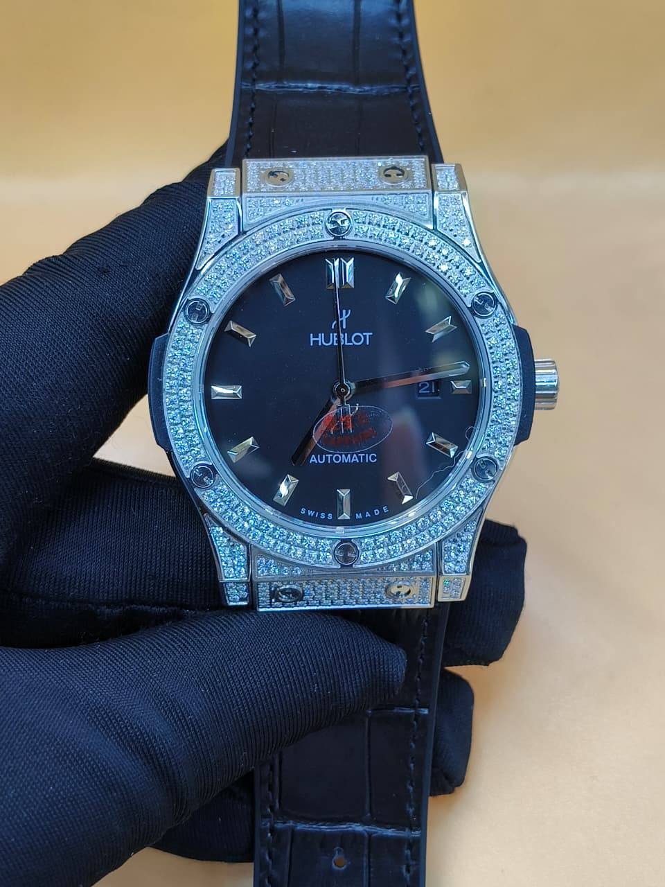 Hublot 
for mens
with stone
 320 dhs✅
automatic 🥰👍

Zain25
♥️♥️♥️