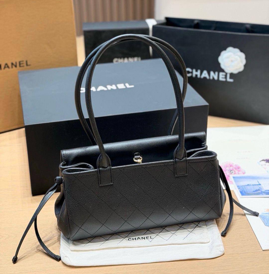 CHANEL 
COPY ONE 
32cm , 
190 dhs✅

Zain39
♥️♥️♥️