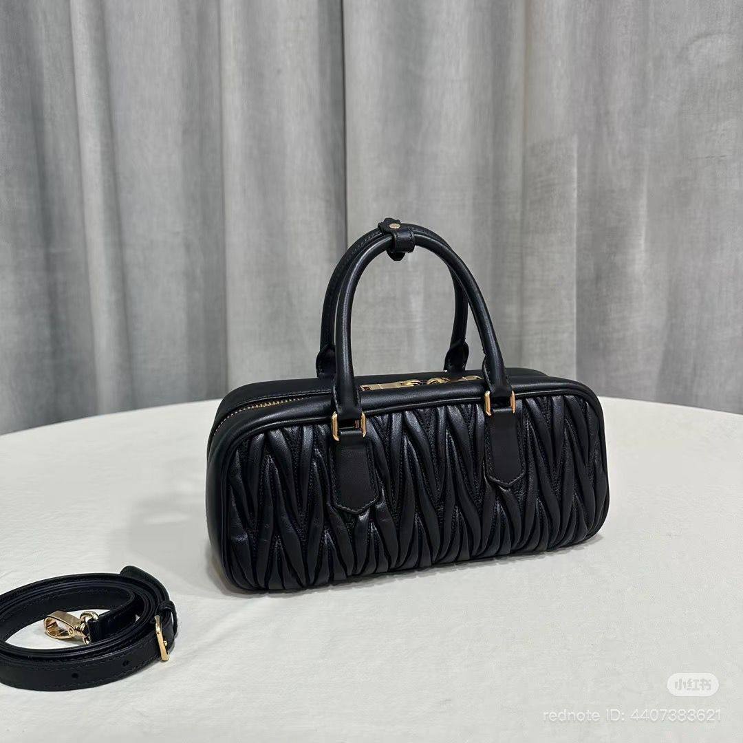 NEW🌸MIUMIU🌸
SUPER MASTER QUALITY🫶
WITH FULL PACKAGING🎁
SIZE::✨27CM✨
1450 dhs🪙💚

Zain255
♥️♥️♥️