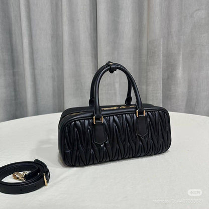 NEW🌸MIUMIU🌸
SUPER MASTER QUALITY🫶
WITH FULL PACKAGING🎁
SIZE::✨27CM✨
1450 dhs🪙💚

Zain255
♥️♥️♥️