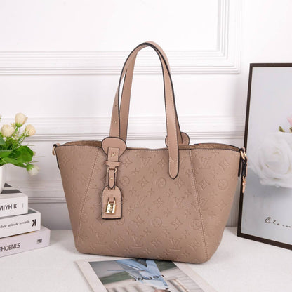 LV
Best quality with box’s 🎁
120 dhs✅
size 40CM

Zain290
♥️♥️♥️