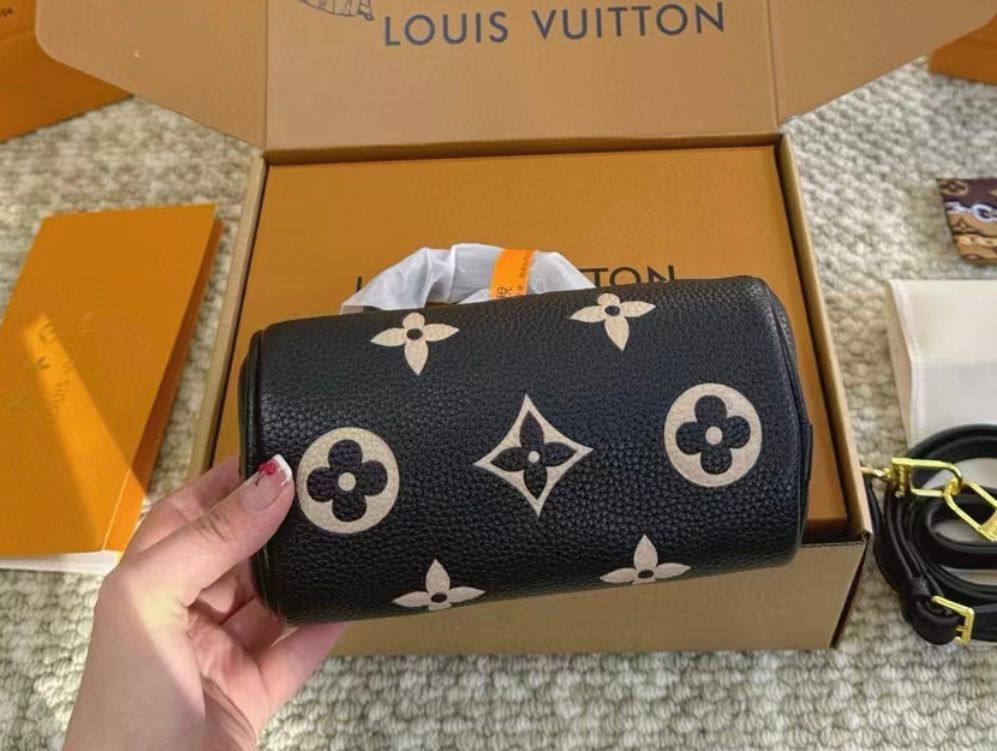 LV
NEW CAME GOOD QUALITY WITH BOX  🎁
90 dhs✅

Zain295
♥️♥️♥️