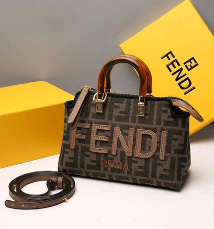 Fendi
95 dhs❣️
SIZE：20cm
Good-quality 

with box
🎁🎁🎁

Zain35
♥️♥️♥️