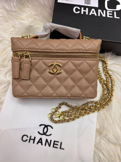 🌸 Chanel LP 
1️⃣ First quality +🎁
Size :  19 * 13  cm
80 dhs❣️

with box 🎁

Zain115
♥️♥️♥️