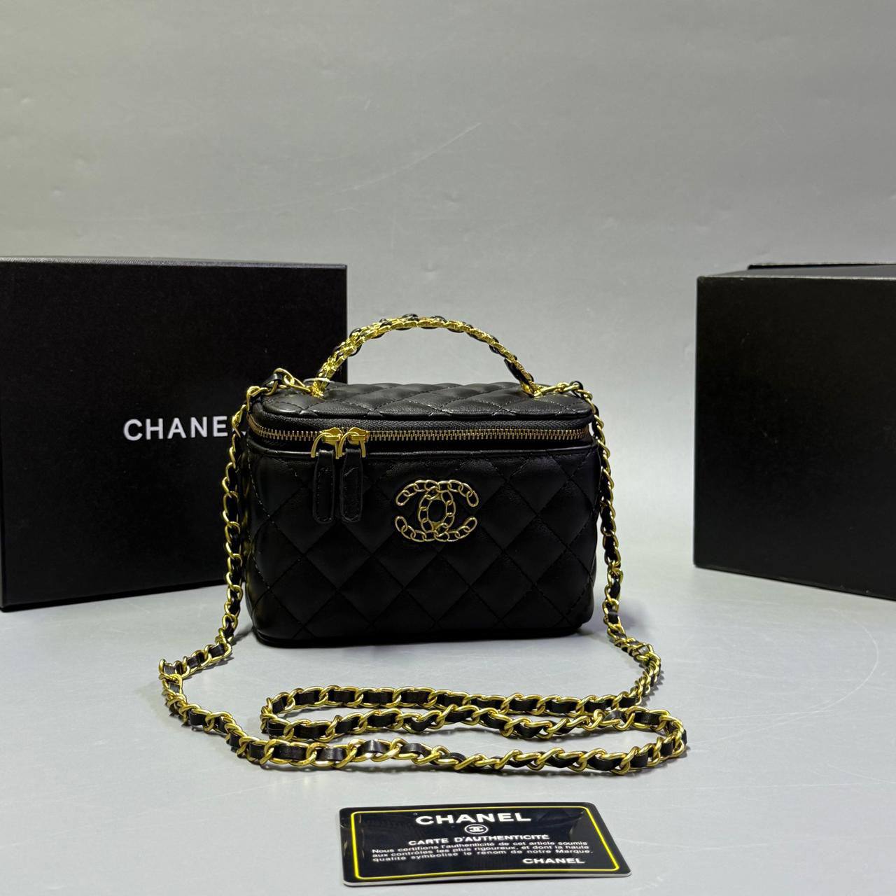 CHANEL 
GOOD QUALITY 
WITH BOX
🎁🎁🎁

95 dhs✅
SIZE : 16 cm

Zain39
♥️♥️♥️