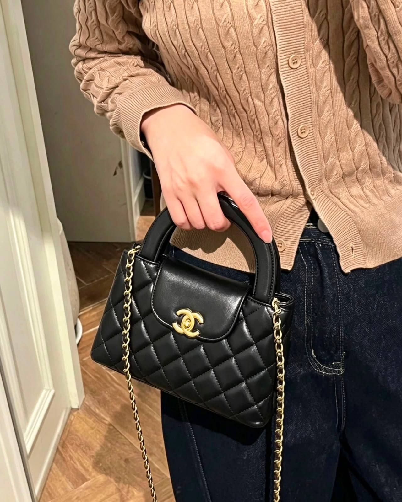 Chanel
100 dhs✅
Size：19cm
good quality with box

Zain35
♥️♥️♥️