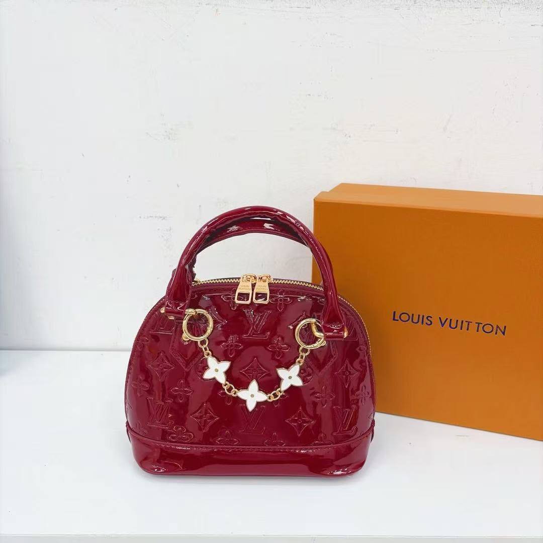 LV
Size  21×11×16.5cm
Withbox
95 dhs💛

Zain04
♥️♥️♥️