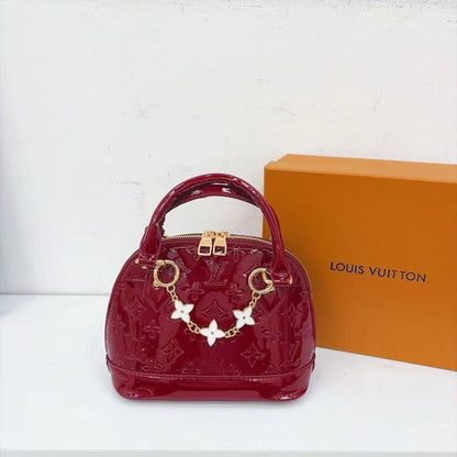 LV
Size  21×11×16.5cm
Withbox
95 dhs💛

Zain04
♥️♥️♥️