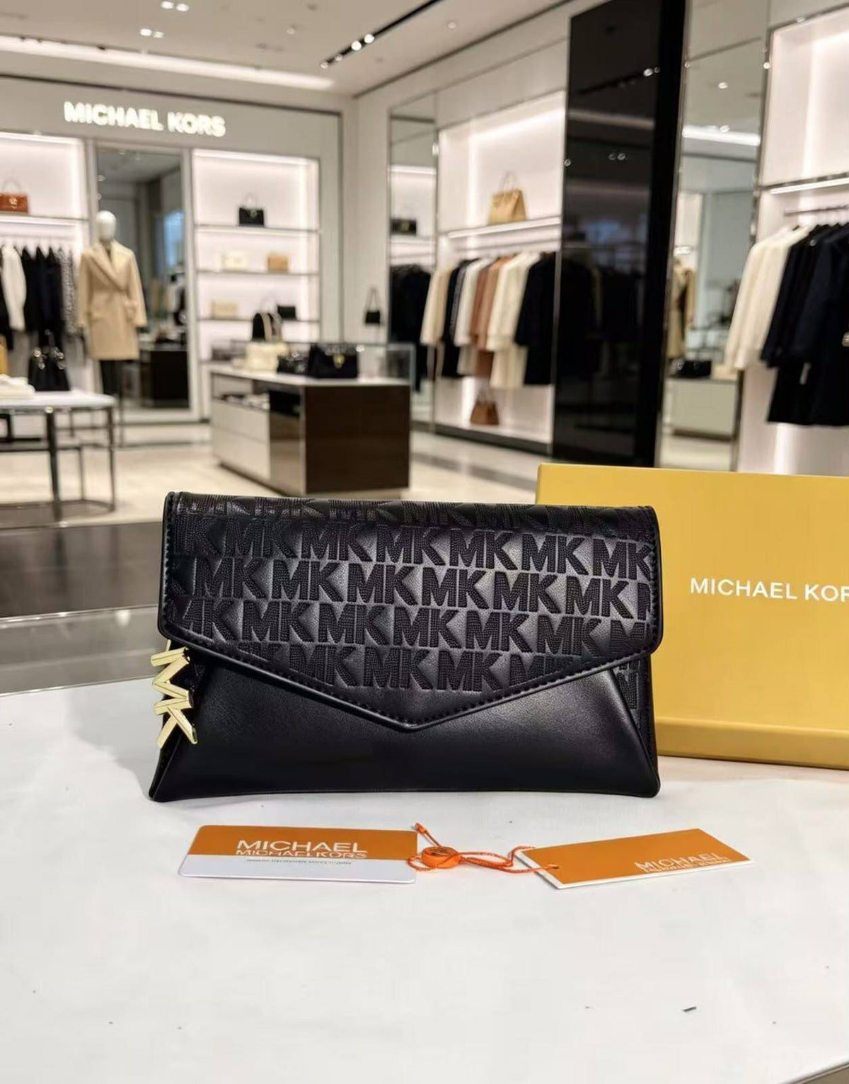 Gucci
Mk
90 dhs🇦🇪🇦🇪
have box

Zain07
♥️♥️♥️