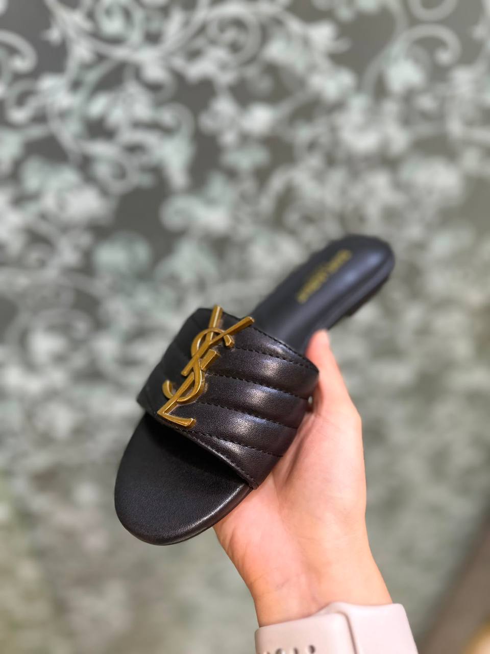 YSL
Size 36-42 
100 dhs💓

Zain132
♥️♥️♥️