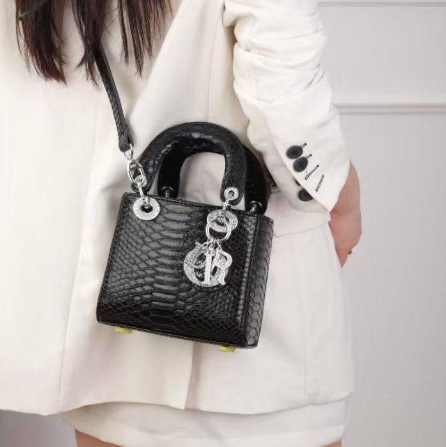 DIOR
HIGH QUALITY 
WITH BOX 
🎁🎁🎁

120 dhs✅

Zain295
♥️♥️♥️