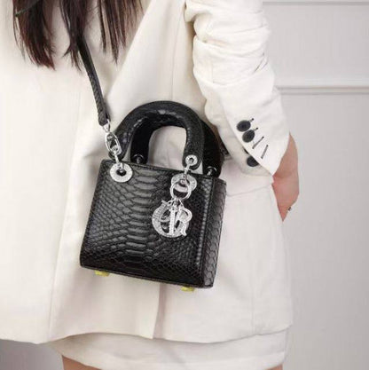 DIOR
HIGH QUALITY 
WITH BOX 
🎁🎁🎁

120 dhs✅

Zain295
♥️♥️♥️