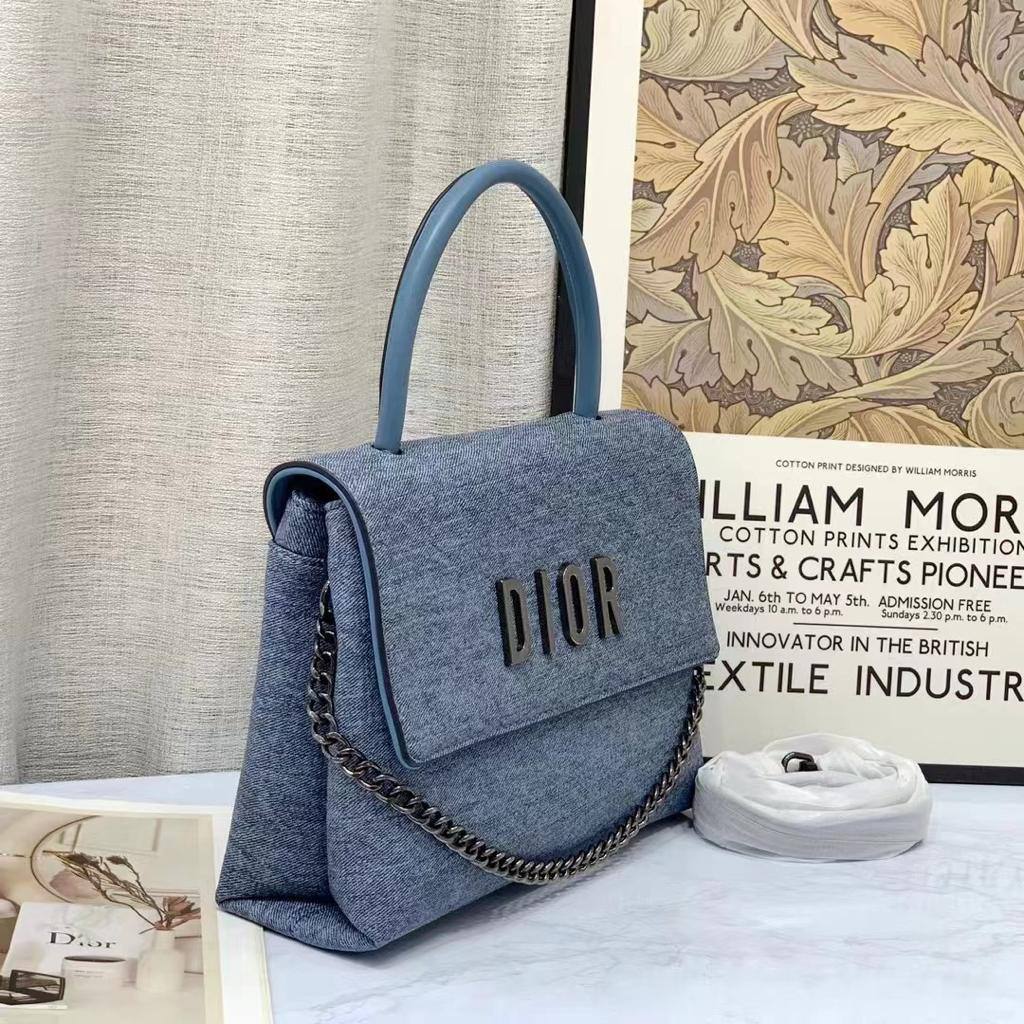 Dior 
27cm stock ✨👆🏾

With box
🎁🎁🎁

115 dhs🪙🌺

Zain168
♥️♥️♥️