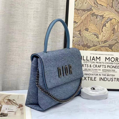 Dior 
27cm stock ✨👆🏾

With box
🎁🎁🎁

115 dhs🪙🌺

Zain168
♥️♥️♥️