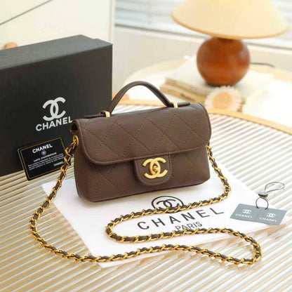 Chanel

with box
🎁🎁🎁

size...21*13 cm 
100 dhs💓

Zain12
♥️♥️♥️