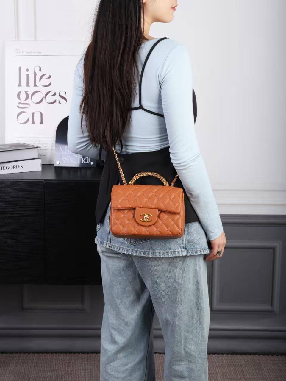 CHANEL 
GOOD QUALITY WITH BOX 
100 dhs🇦🇪🇦🇪
Size:20cm

Zain295
♥️♥️♥️