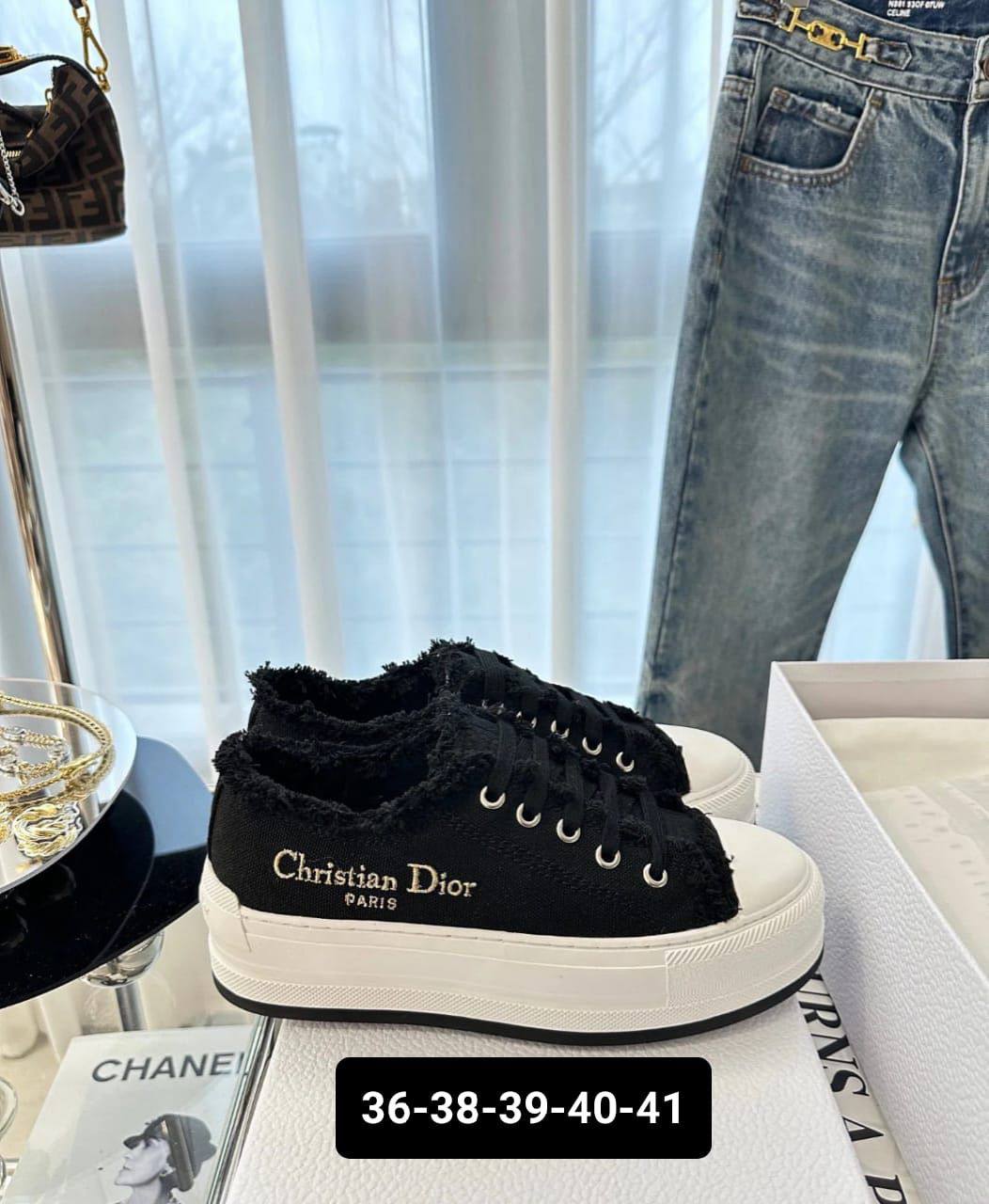 DIOR SHOES 
GOOD QUALITY 
105 dhs👑

Zain40
♥️♥️♥️