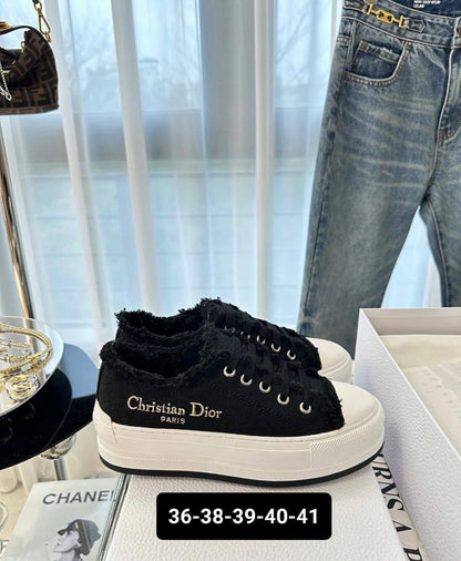 DIOR SHOES 
GOOD QUALITY 
105 dhs👑

Zain40
♥️♥️♥️