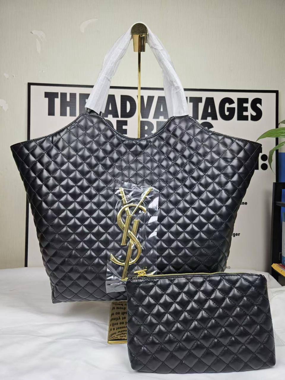 YSL
50*33*6 cm
85 dhs❤️

Zain17
♥️♥️♥️