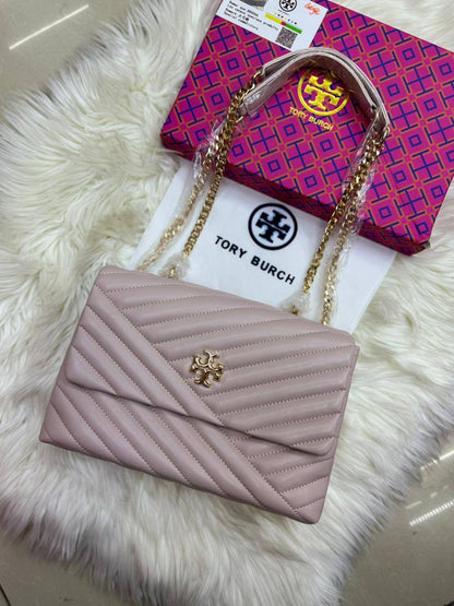 Tory Burch 
1️⃣ Finish Quality +🎁

Size: 28 * 19 cm
80 dhs🪙🌨️

with box 
🎁🎁🎁

Zain115
♥️♥️♥️