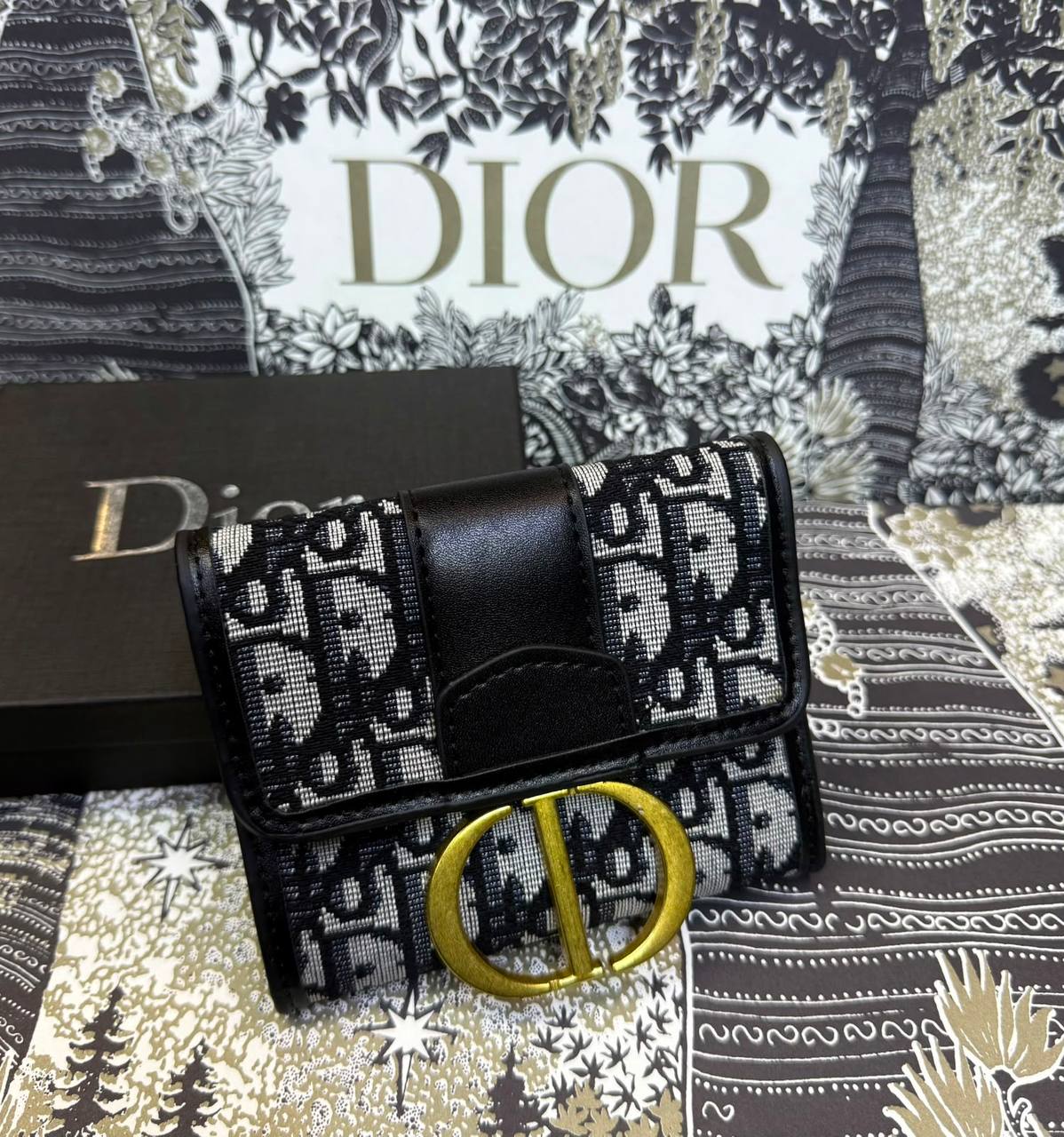 Dior Wallet
With box 
20 dhs✅

Zain93
♥️♥️♥️