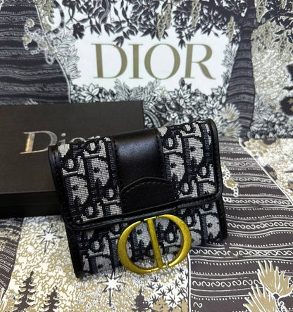 Dior Wallet
With box 
20 dhs✅

Zain93
♥️♥️♥️