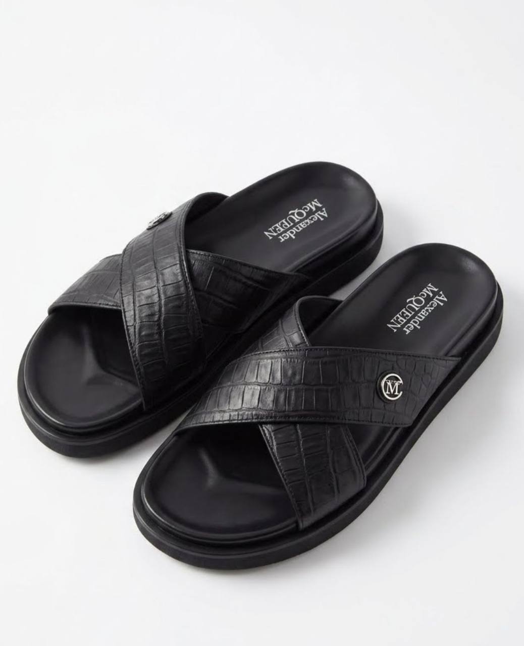 Slippers
Size 40 TO 45 
120 dhs✅

Zain183
♥️♥️♥️