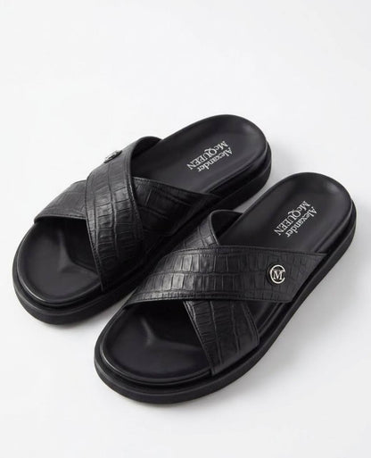 Slippers
Size 40 TO 45 
120 dhs✅

Zain183
♥️♥️♥️
