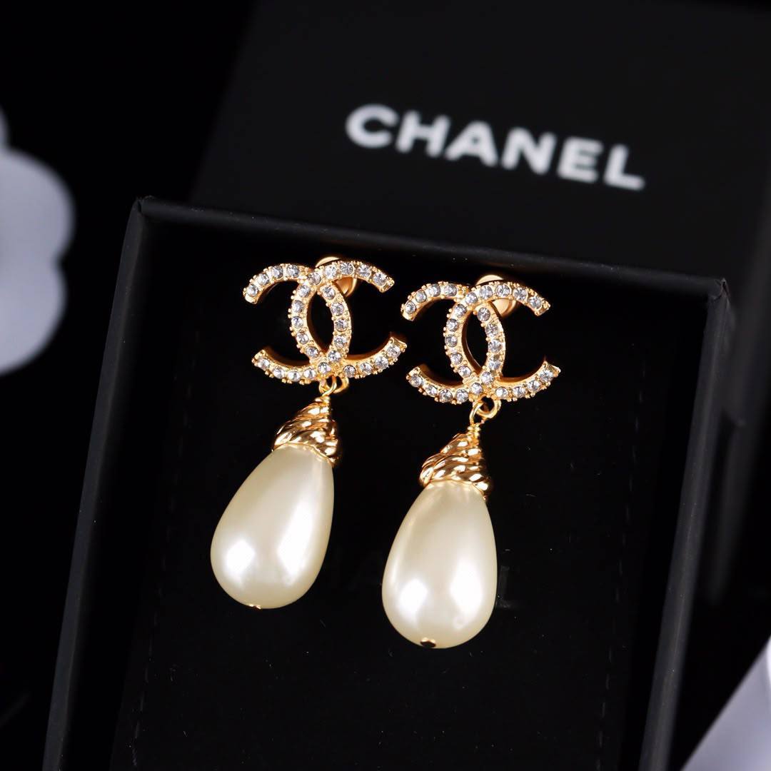 Chanel earrings
Master quality 

*60* AED normal box 📦

Zain48
♥️♥️♥️