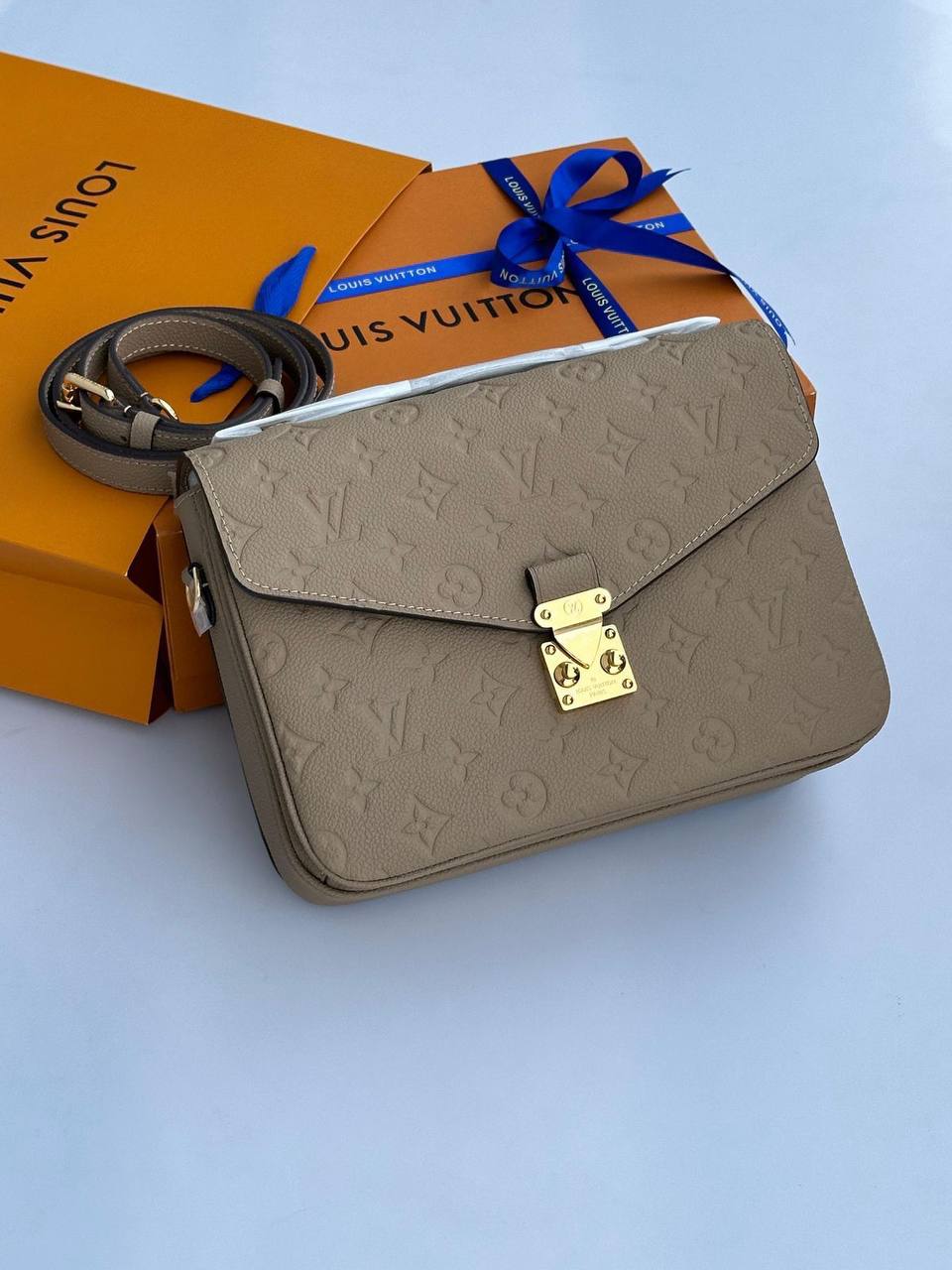 LV
90 dhs💓
With box
25 cm

Zain219
♥️♥️♥️