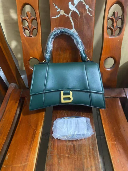 Balenciaga
GOOD QUALITY 
110 dhs💓

Zain200
♥️♥️♥️