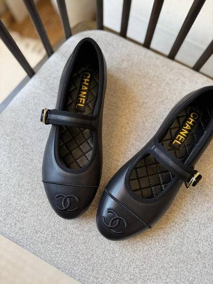 Chanel
𝑨𝑨𝑨 𝑸𝒖𝒂𝒍𝒊𝒕𝒚
𝑺𝒊𝒛𝒆 𝟑6 𝒕𝒐 𝟒2 
450 dhs✅

Zain81
♥️♥️♥️