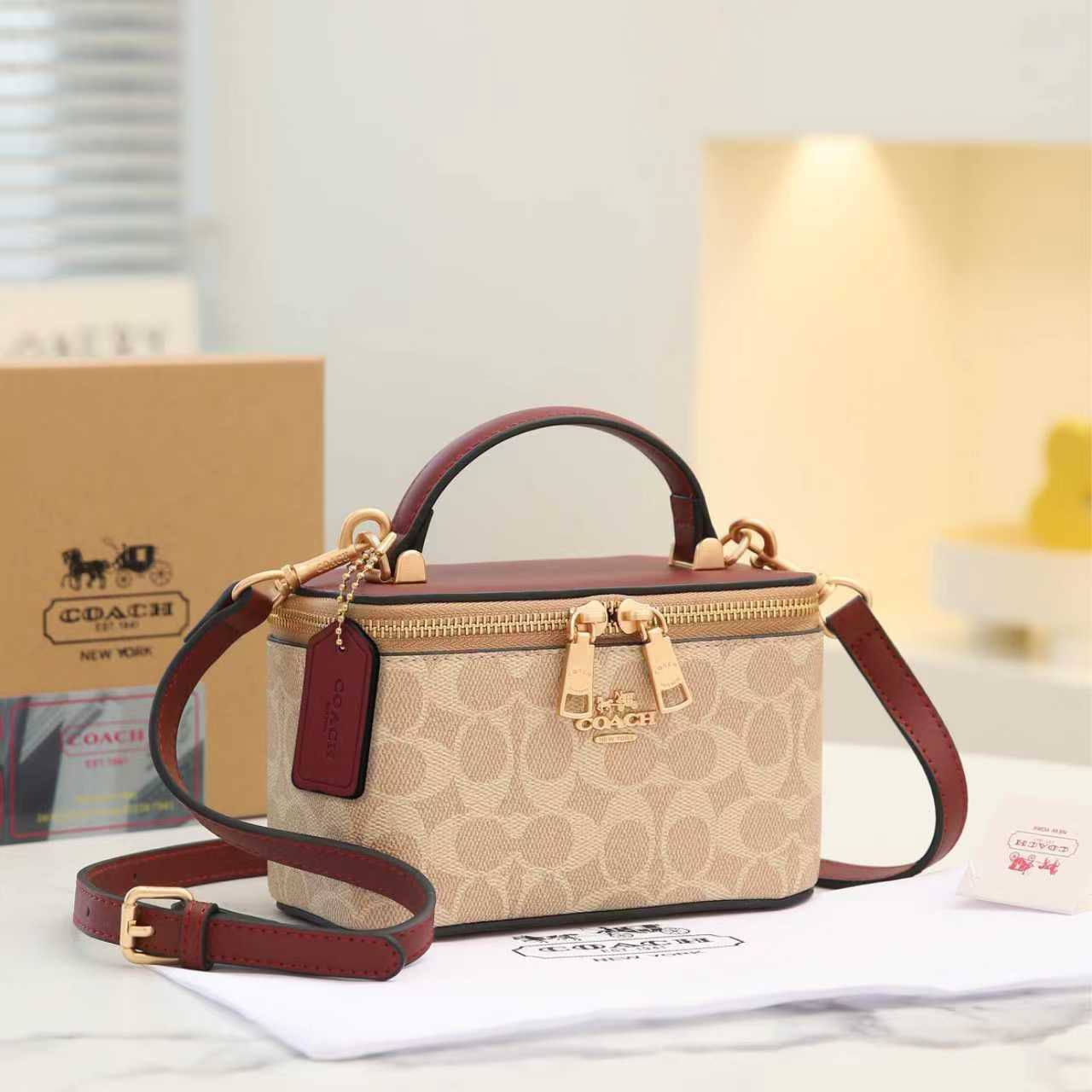Coach

withbox 
🎁🎁🎁

95 dhs💓

Zain143
♥️♥️♥️