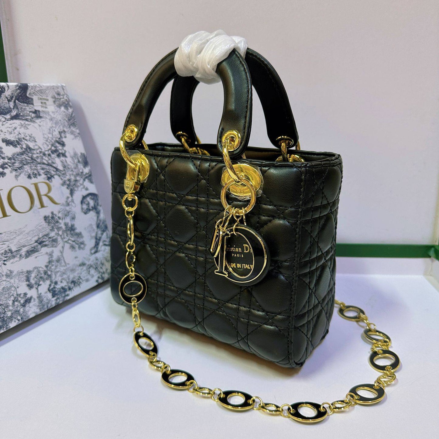 DIOR 

NEW CAME HIGH QUALITY 
WITH BOX 
🎁🎁🎁

125 dhs❣️

Zain39
♥️♥️♥️