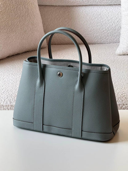 Hermes garden party 
💕master quality😍with box❤️
18 CM 340 dhs🪙🌨️
24 Cm 340 dhs🪙🌨️
30 CM 380 dhs🪙🌨️

Zain52
♥️♥️♥️
