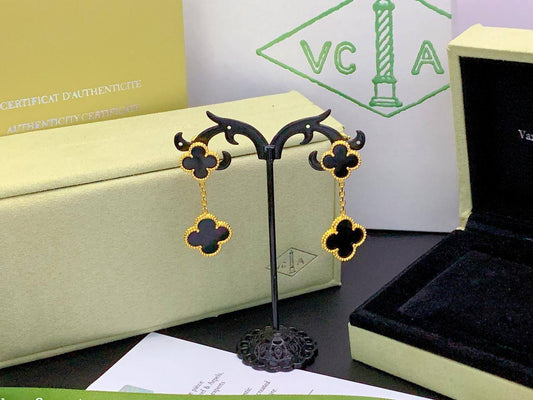 Master Earring 
VCA 
65 dhs🪙💚 
WITH SMALL BOX AND PAPER BAG
🎁🎁🎁

75 dhs🪙💚 
WITH GOOD BOX AND PAPER BAG
🎁🎁🎁

Zain89
♥️♥️♥️