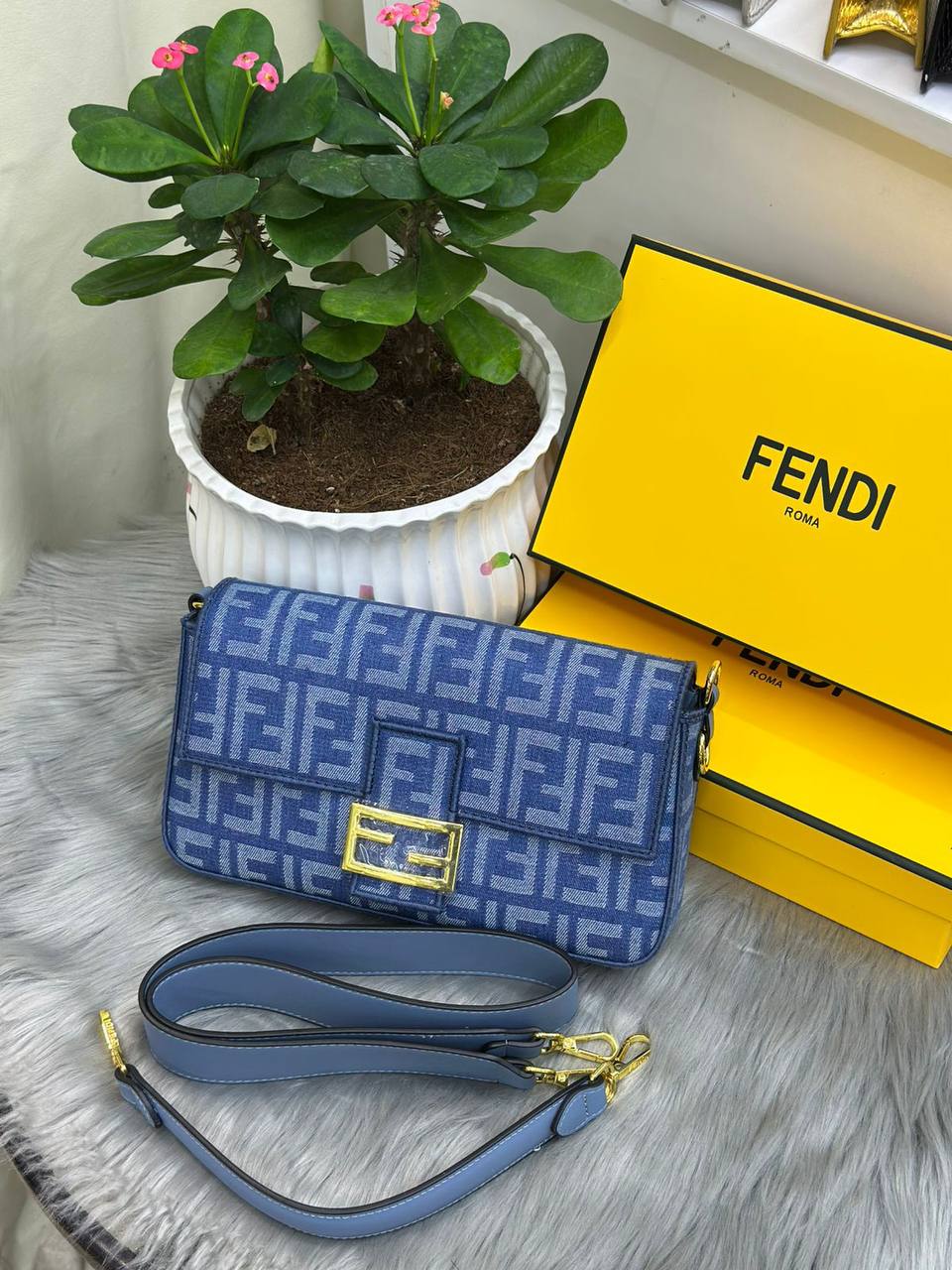 FENDI
SIZE  ……… 27 CM 🥰
95 dhs💓

with BOX🌷
🎁🎁🎁

Zain244
♥️♥️♥️