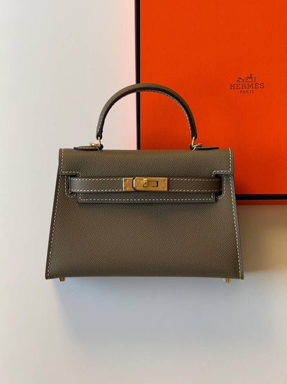 Hermes
minikelly 19cm💕
master quality😍with box❤️
340 dhs❤️💚❤️💚

Zain52
💚❤️💚
