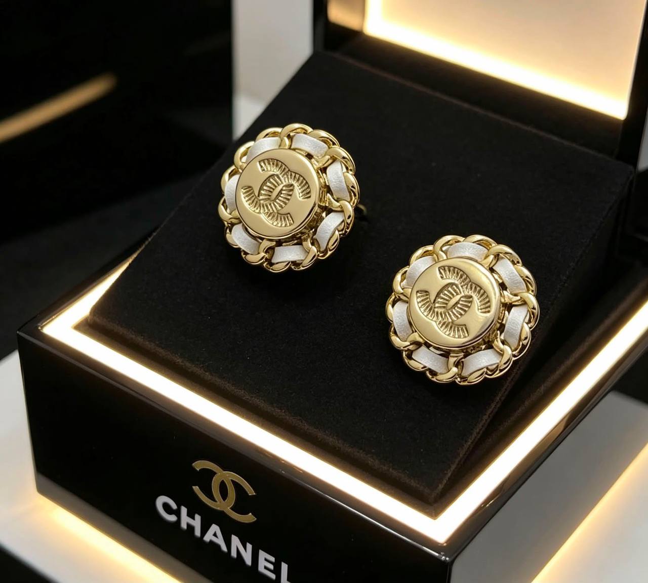 CHANEL ❤️‍🔥*
Earring 🦋
Master quality 💯
With normal boxes 🗃️ 
45 dhs💓
With master box 📦 
60 dhs💓

Zain216
♥️♥️♥️