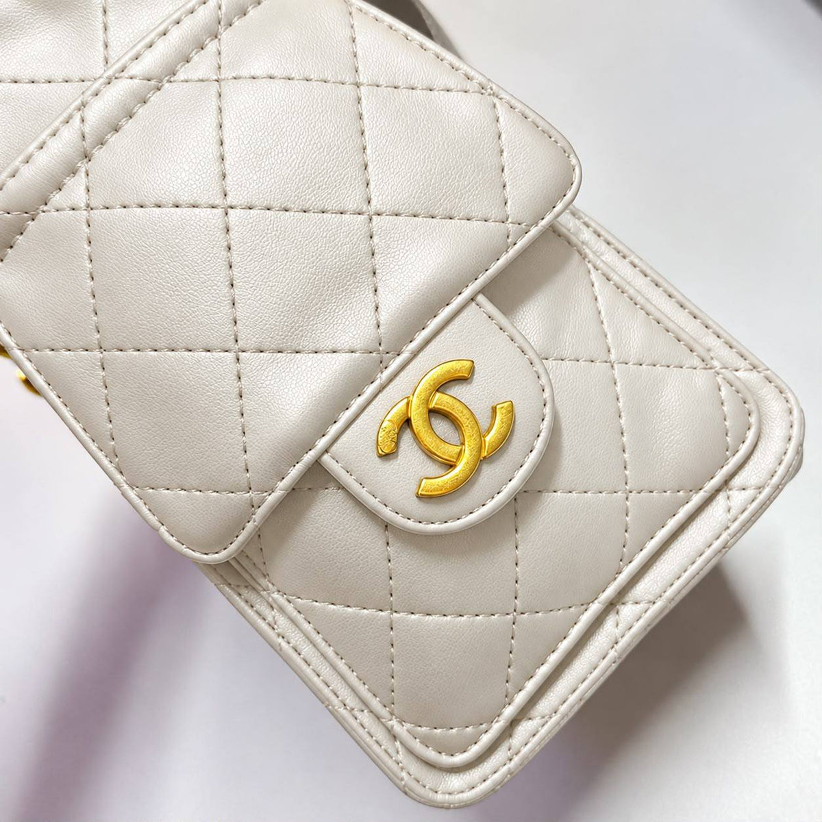 CHANEL 

COPY ONE 
NEW CAME 
WITH BOX 
215 dhs🇦🇪🇦🇪

Size:26cm

Zain295
♥️♥️♥️